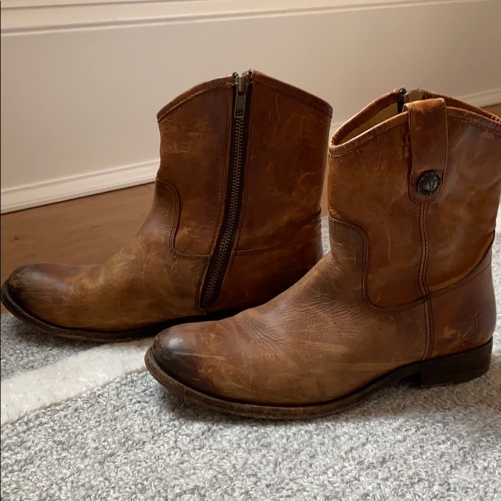 Frye Short Melissa Button in antique brown